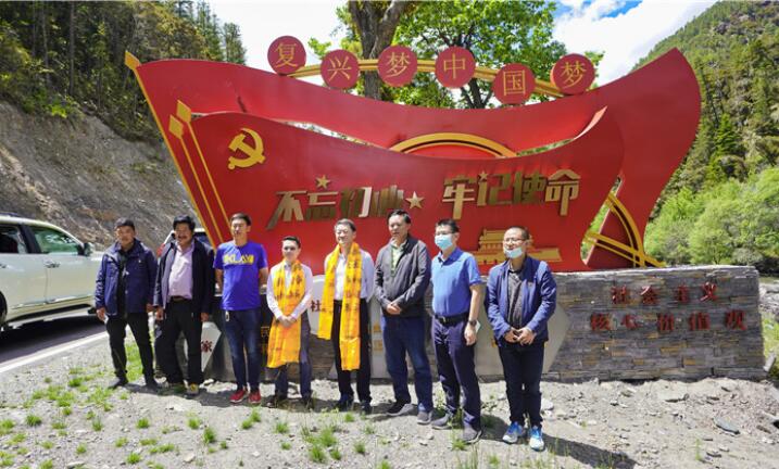 尊龙凯时集团党委书记、董事长任丁率队赴麻格同村推进对口帮扶工作