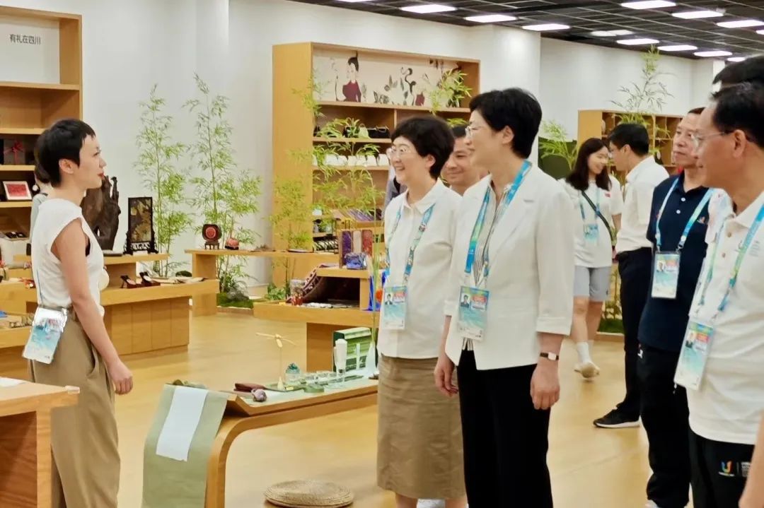 省、市领导视察大运村“有礼在四川”四川特色商品馆