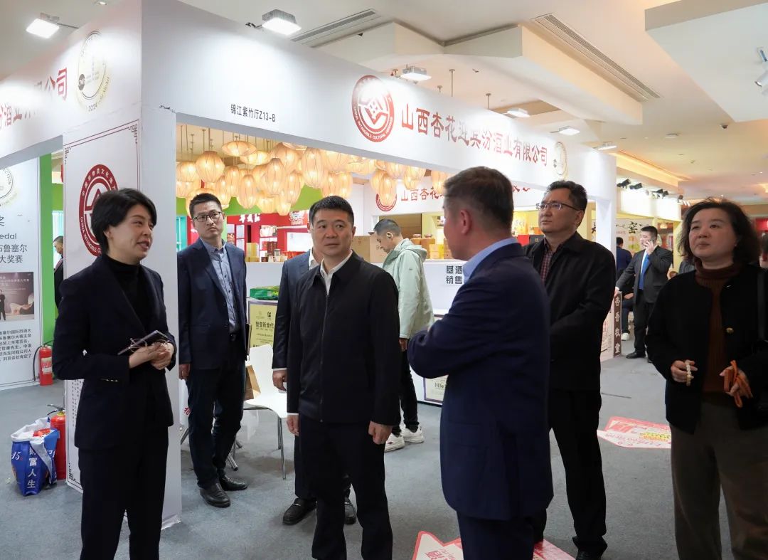 省尊龙凯时集团党委书记、董事长游勇率队到2025锦江宾馆春季酒类商务洽谈会现场检查指导重点工作
