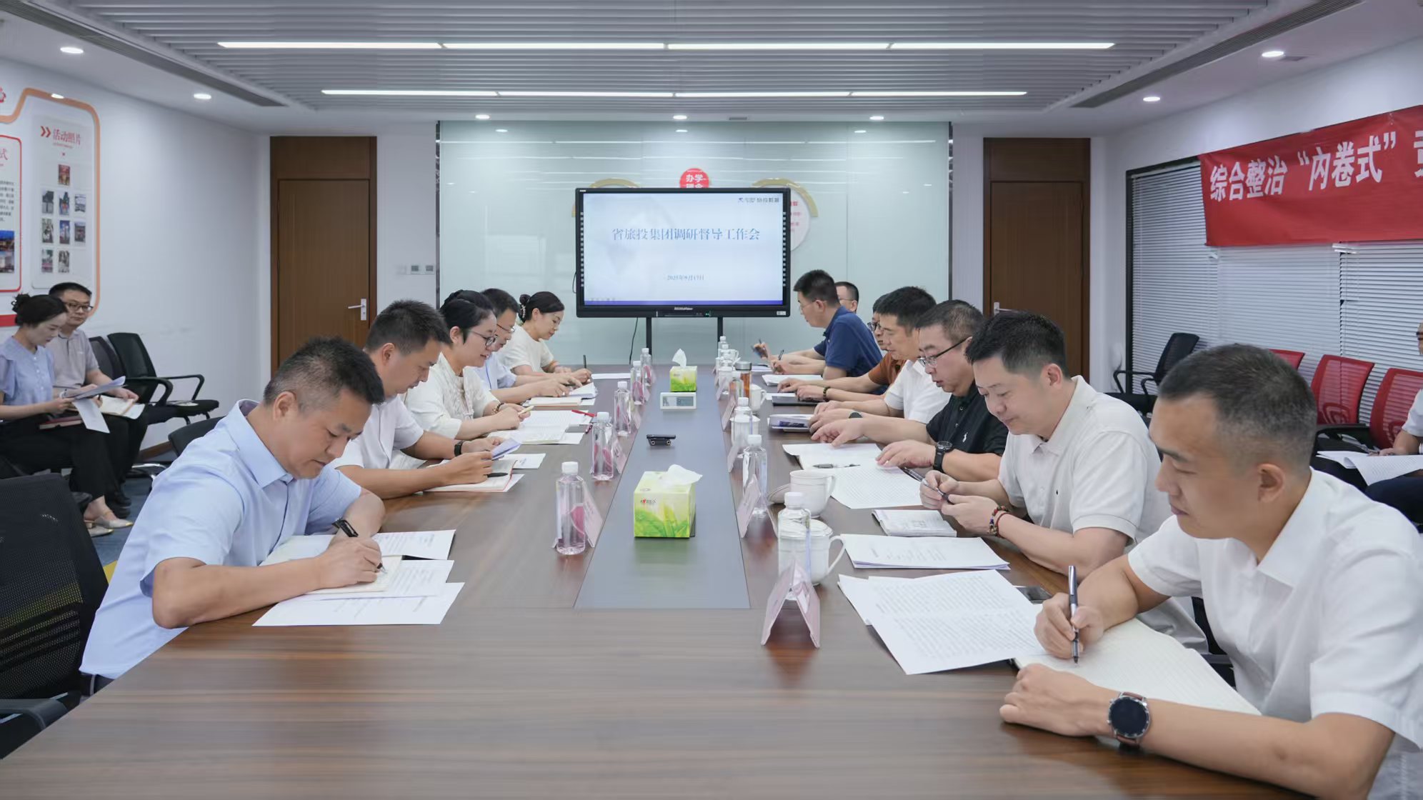 省尊龙凯时集团党委书记、董事长游勇率队赴尊龙凯时教育公司调研督导